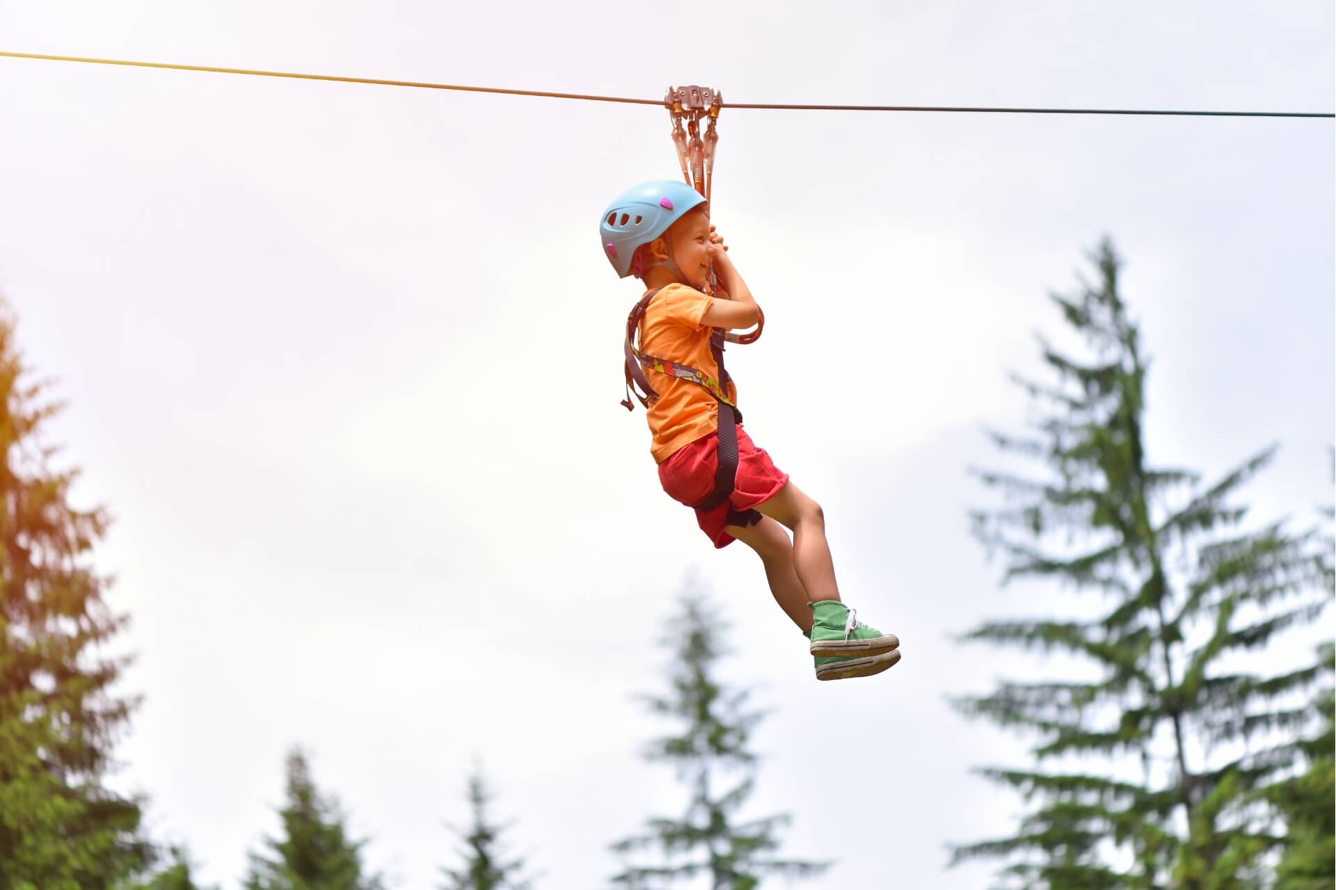 bambino che si diverte in montagna in val gerola